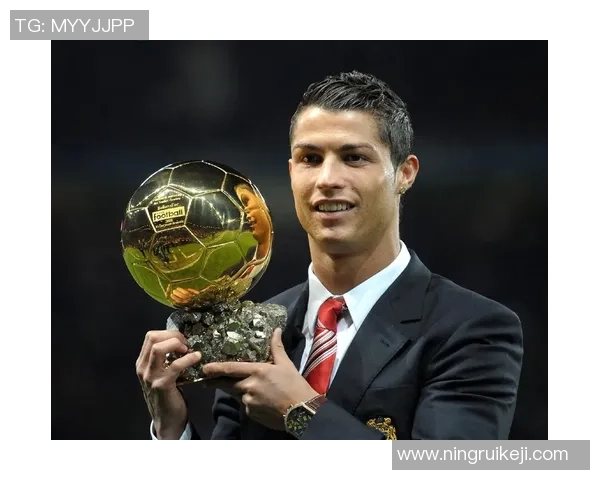 足球强壮球星的身体秘密与训练技巧解析，如何通过力量与速度制霸赛场