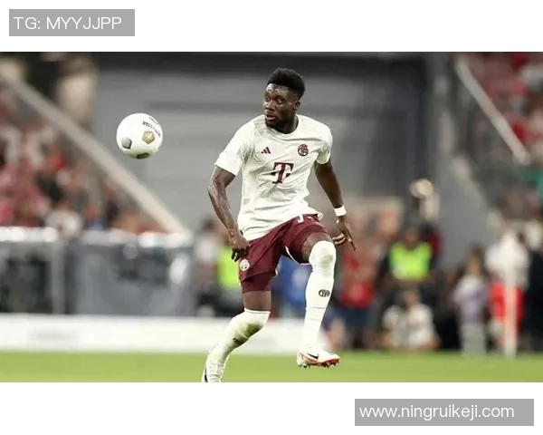 阿方索戴维斯足球折射卡精彩展示速度与技巧的完美结合